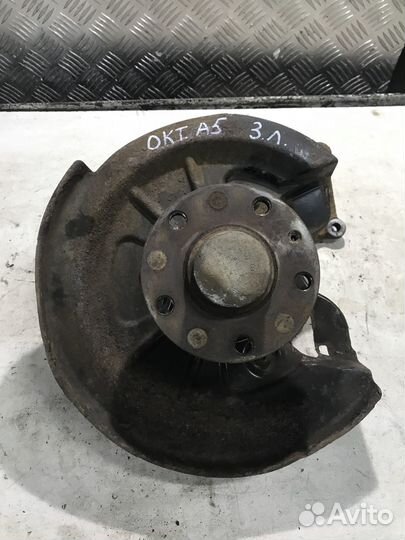 Кулак задний левый Skoda Octavia A5