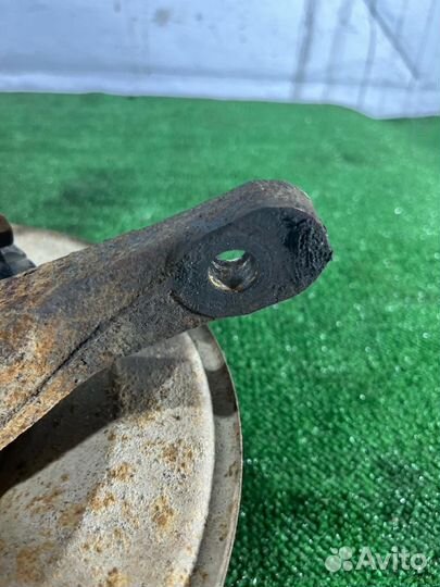 Кулак поворотный передний правый Mitsubishi Lancer