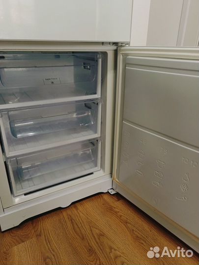 Холодильник hotpoint