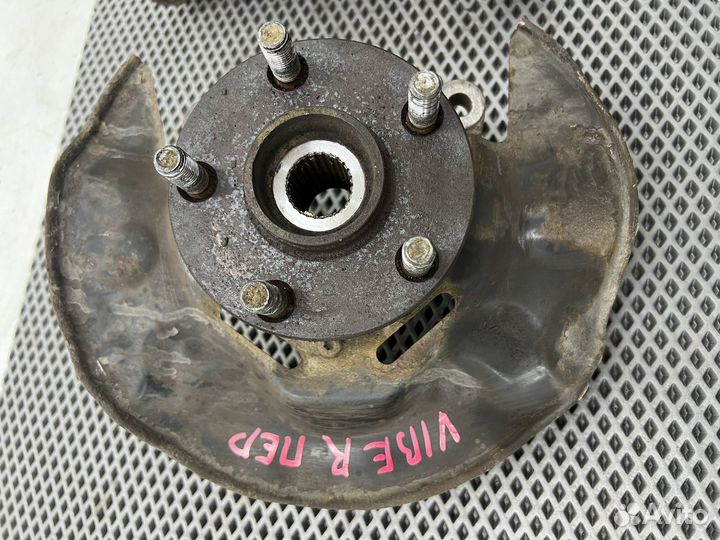 Кулак поворотный перед правый левый Pontiac Vibe