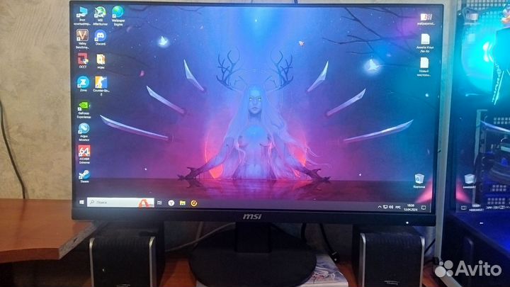 Игровой компьютер с монитором и клавиатурой