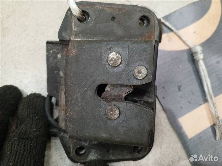 Замок багажника Toyota Land Cruiser 100 1998-2007