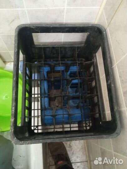 Ящик пластиковый для бутылок и комбинезоны белые