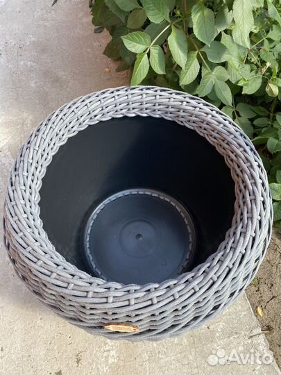 Кашпо для цветов из ротанга