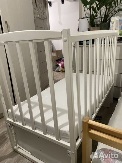 Кроватка детская с маятником