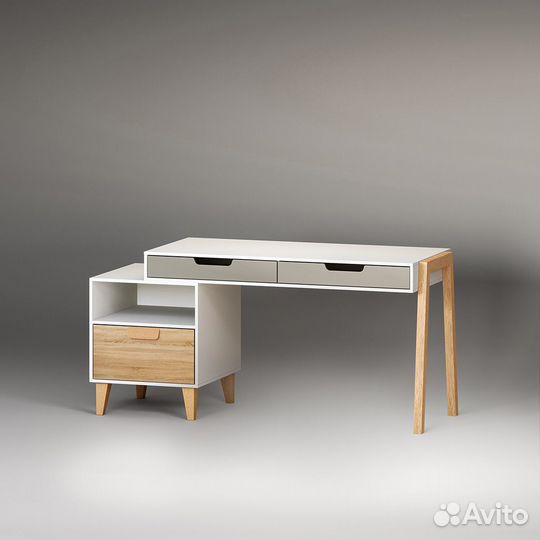 Стол письменный в детскую