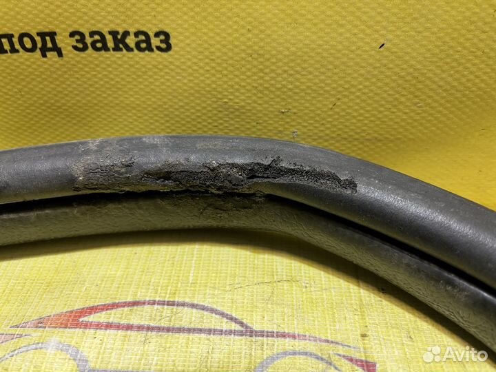 Уплотнитель передней левой двери Ford Mondeo 3