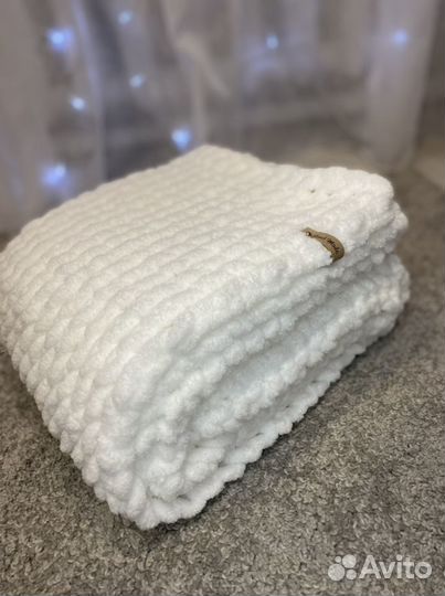 Белый плед из alize puffy