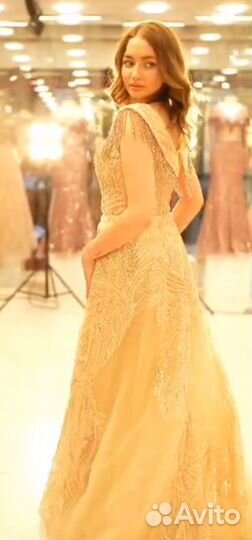 Роскошное вечернее платье со шлейфом