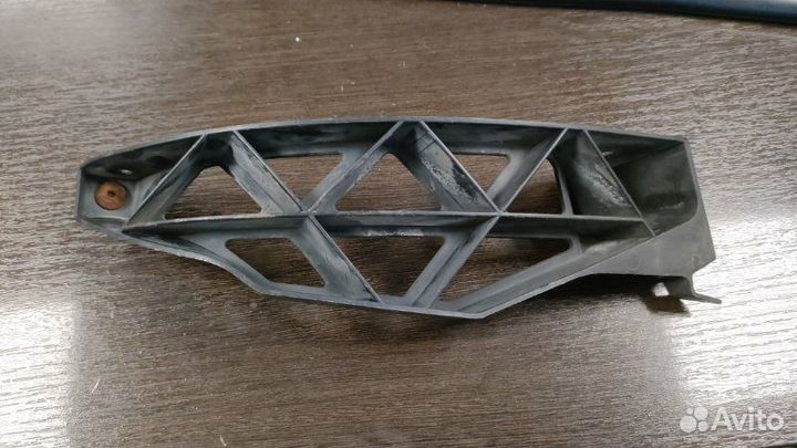 Кронштейн бампера задний левый Skoda Octavia II