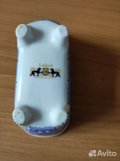 Фарфоровая салфетница