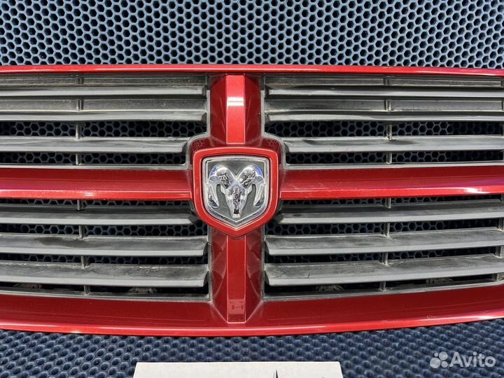 Решетка радиатора Dodge Caliber красная Калибер