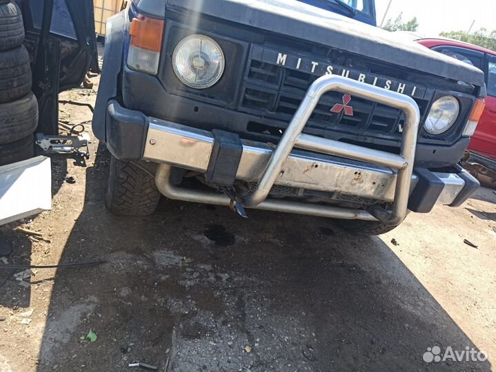 Передний бампер в сборе Mitsubishi Pajero 1