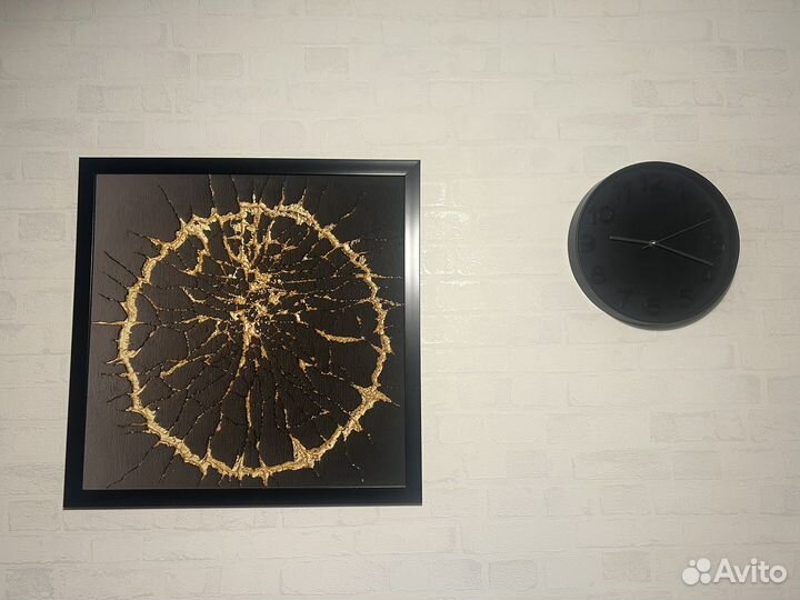 Картина в раме и часы