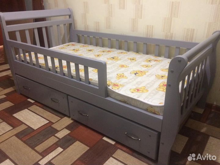 Кровать детская из массива