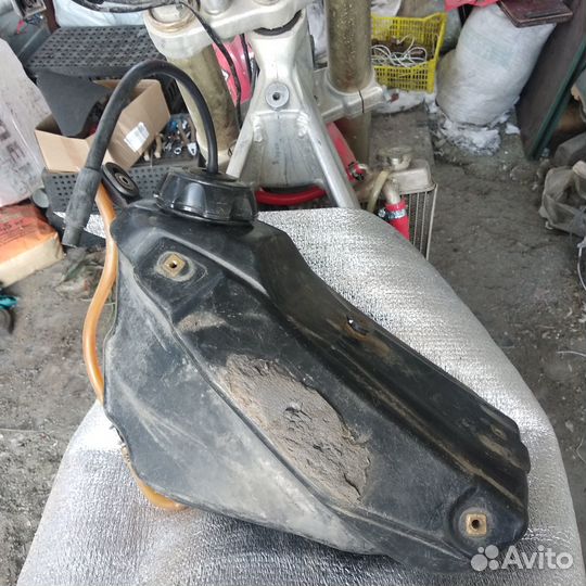 Топливный бак на мото Хонда crf