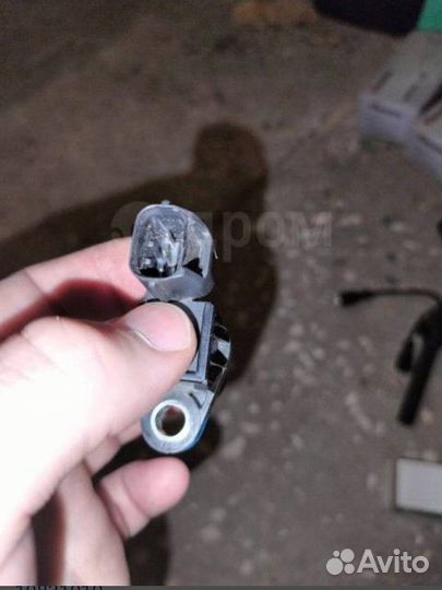 Датчик положения распредвала Mitsubishi MD327107