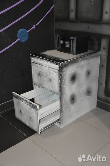 Металлическая тумба с выдвижными ящиками