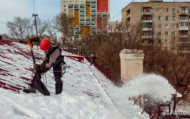 Очистка кровли от снега, наледи и сосулек