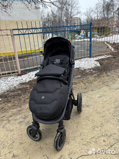 Прогулочная коляска с надувными колесами