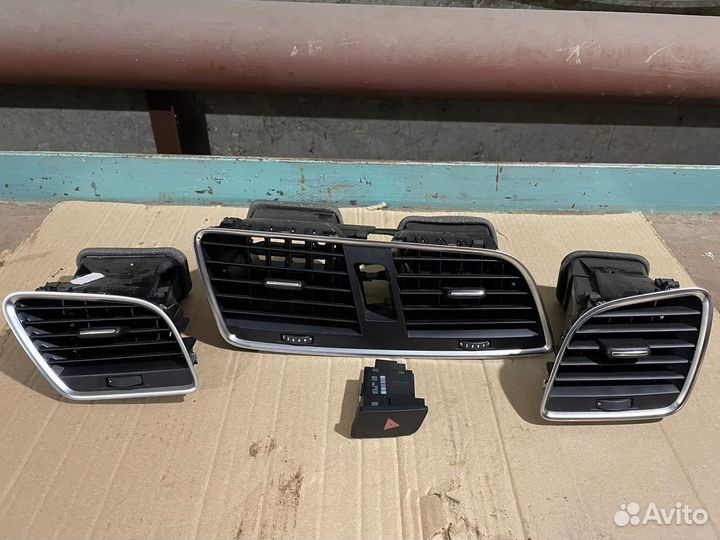 Дефлектор и кнопка аварийной сигнализации Audi Q3