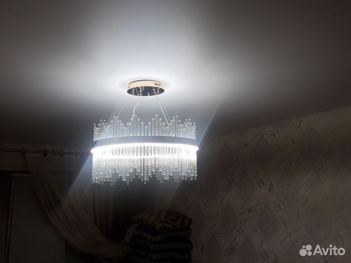 Продаём люстру новую