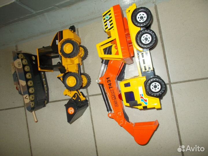 Детские игрушки машина и танк бу