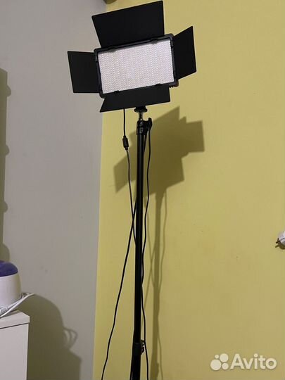 Видеосвет штативом