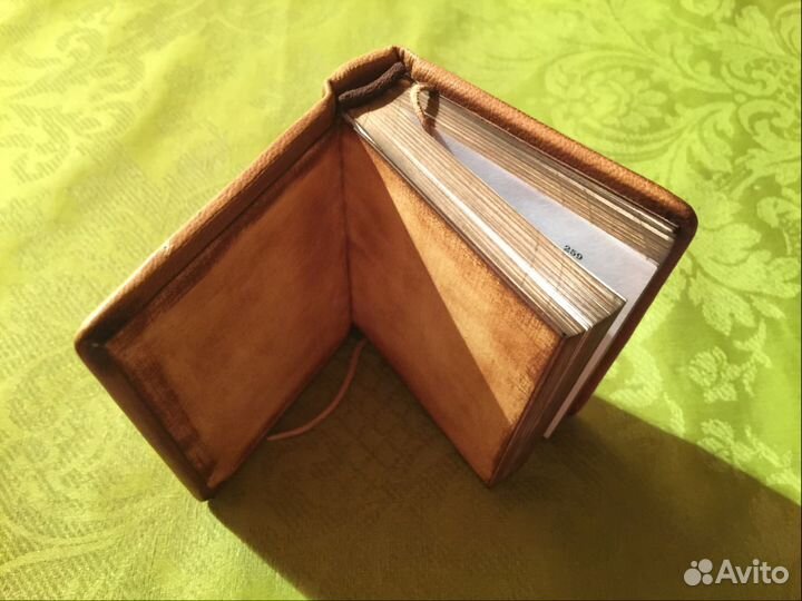 Винтажный кожаный молитвослов