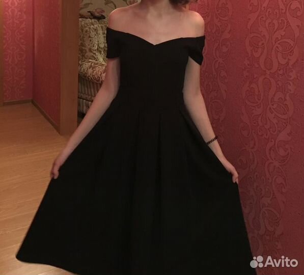 Вечернее черное платье с открытыми плечами