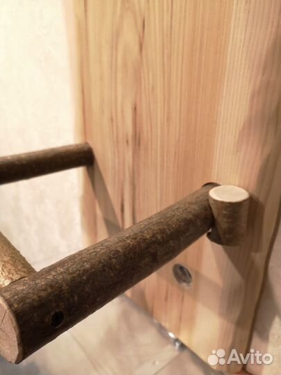 Настенный стенд для попугая