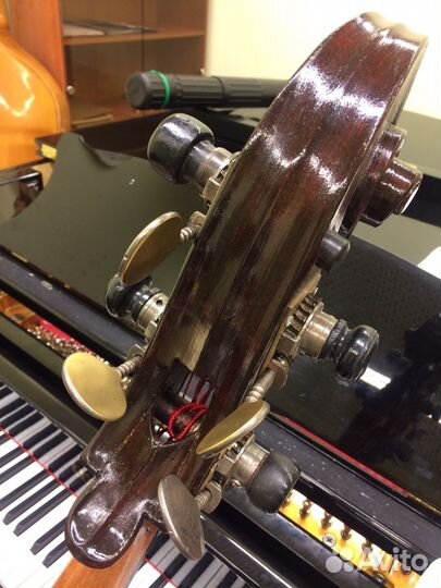 Старинный контрабас