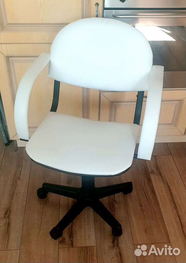 Компьютерное кресло (офисное)