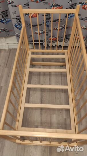 Детская кроватка с универсальным маятником