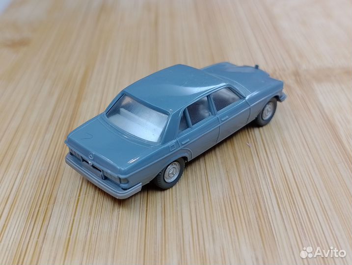 Mercedes Benz 240D (W123) 1975-1986