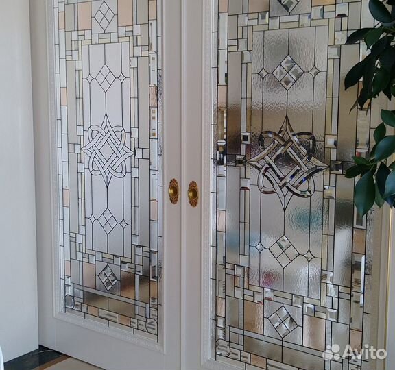 В двери стекла витражные