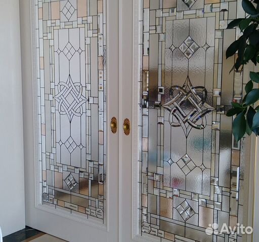 В двери стекла витражные
