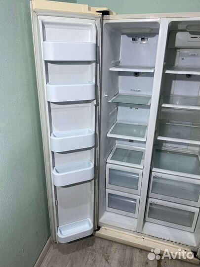 Холодильник Sibe by side Samsung