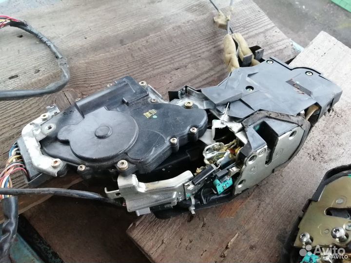 Замок передней двери доводчик Toyota Celsior UCF30