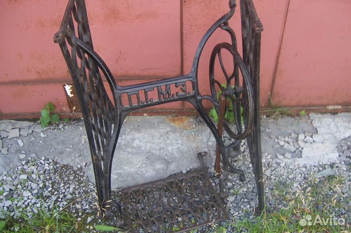 Швейная подольская.Чугунная подставка