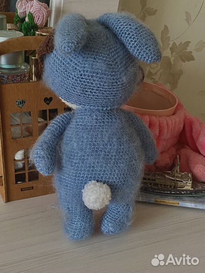 Мягкий вязаный мопсик в комбинезоне