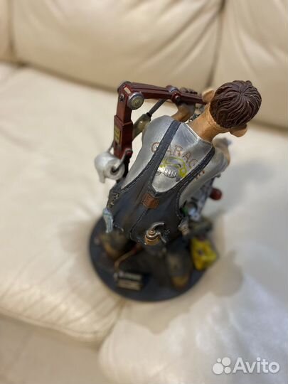Статуэтка механик