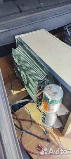 Сабвуфер и усилитель в автомобиль