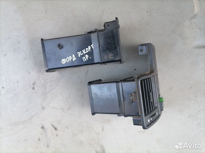 Дефлектор в торпедо Ford Escort/Orion 1990-1995