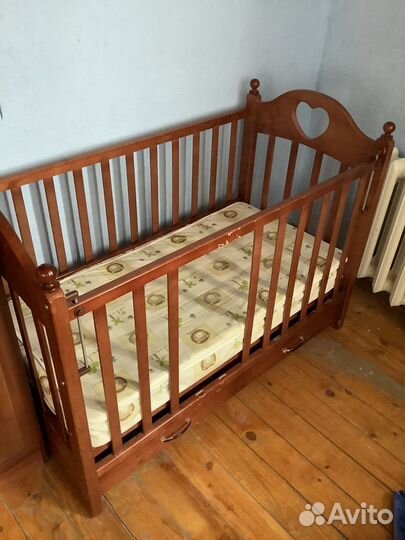 Детская кроватка с матрасом