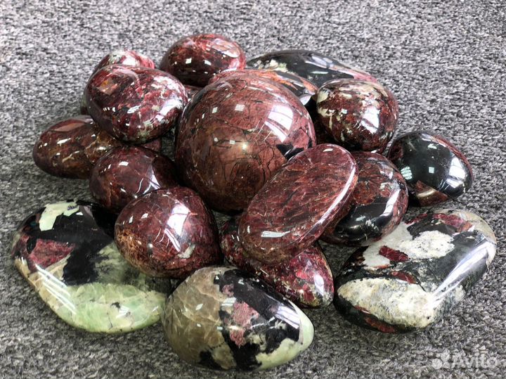 Галька эвдиалит