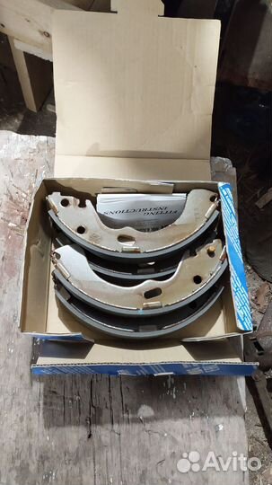 Тормозные колодки задние на Mazda Premacy