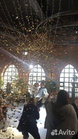 Тяжелый дым, искрометы, конфетти