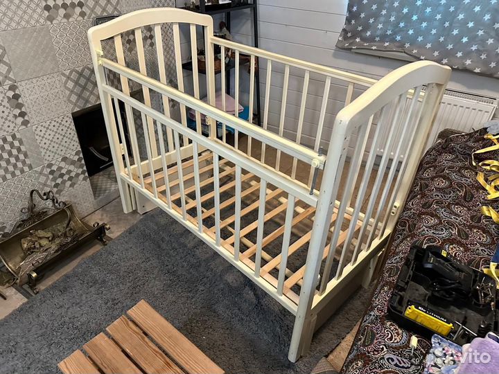 Детская кроватка с маятником и матрасом