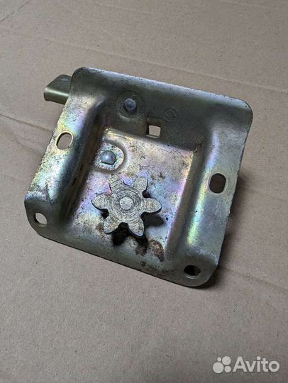 Газ 21 Волга новый механизм замка багажника СССР